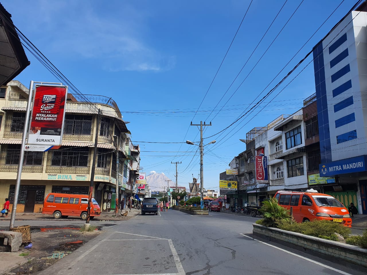 Di Jalan Letnan Mumah Purba Kabanjahe terlihat beberapa Ruko yang menyalahi Perda IMB dan GSB