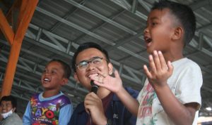 Gerakan Orang Muda PeKa Bersama anak-anak pengungsi Bencana Gunung Sinabung