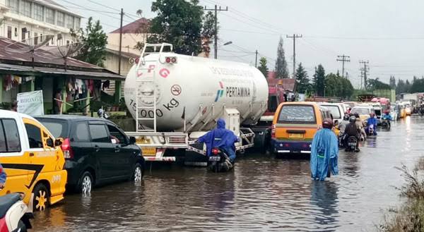 Jalan nasional Medan – Kabanjahe tepatnya Km 60, Desa Raya, Kecamatan Berastagi, Kabupaten Karo kembali banjir