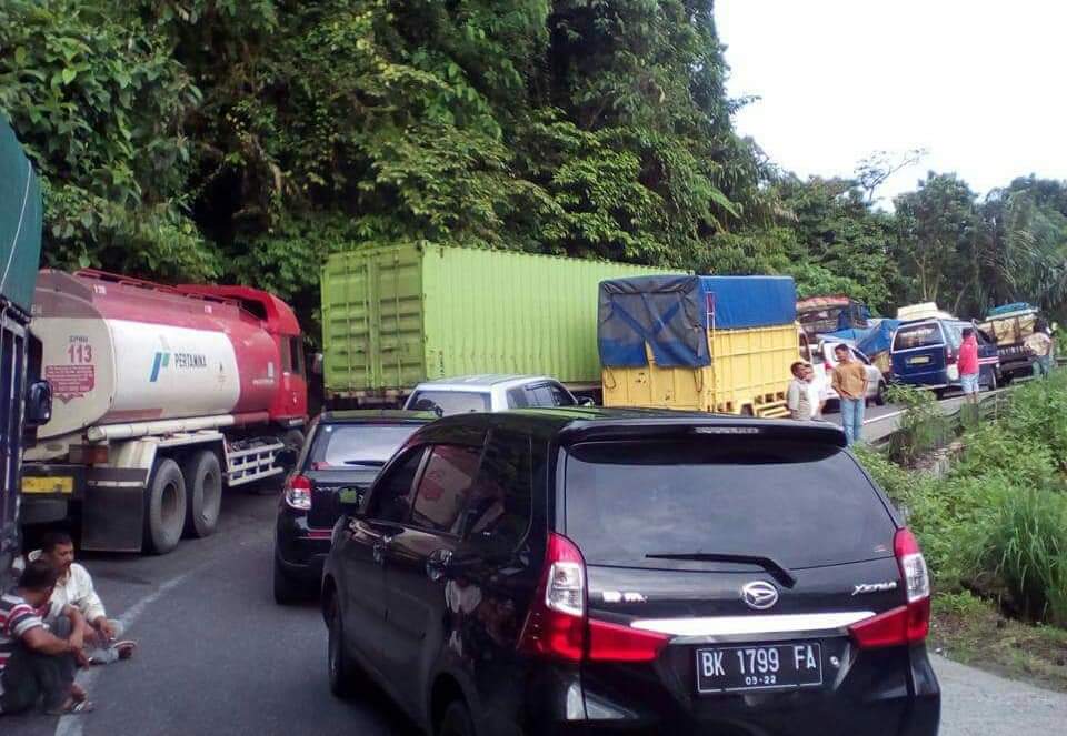 Jalur Medan - Berastagi dilaporkan macet total.