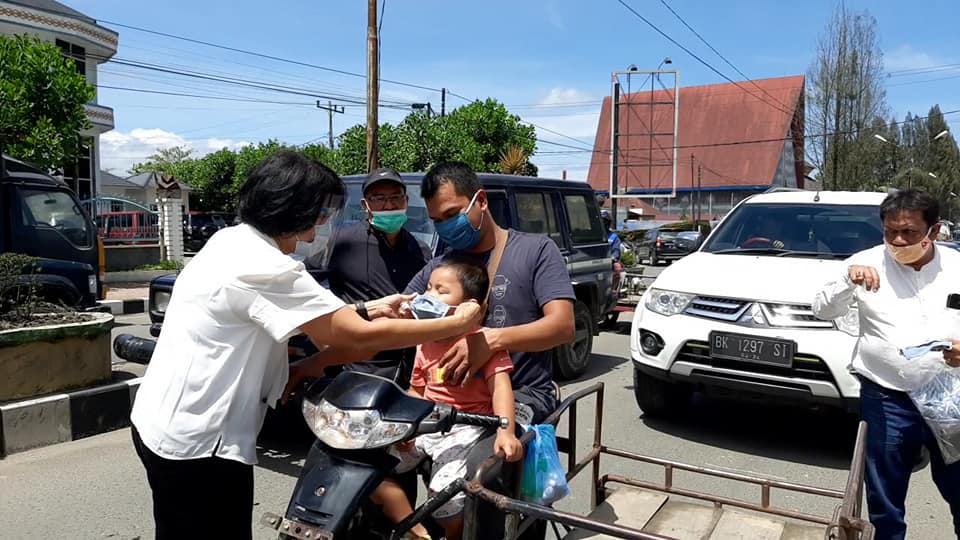 Saberina Br Tarigan, MARS sedang memakaikan masker kepada warga di Jalan Veteran Kabanjahe