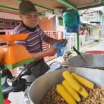 Suranta Sitanggang penjual jagung dan kacang rebus keliling kota Kabanjahe