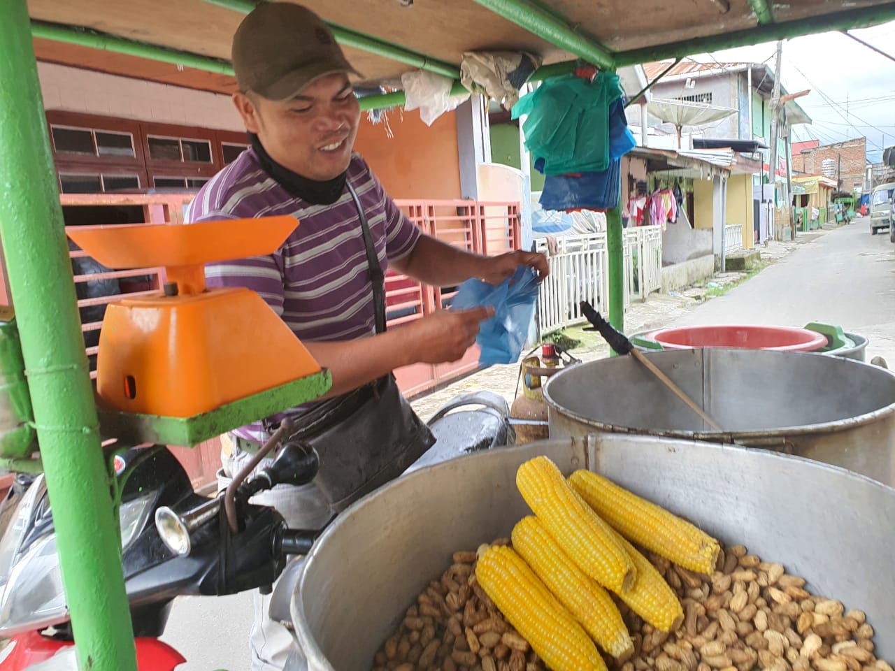 Suranta Sitanggang penjual jagung dan kacang rebus keliling kota Kabanjahe