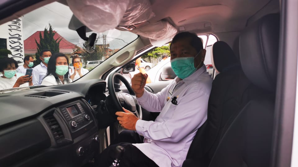 Bupati Karo Terkelin Brahmana mencoba salah satu kendaraan ambulance dengan menghidupkan kunci kontak