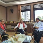 Bupati Karo Terkelin Brahmana saat bincang-bincang dengan Ketua PWI Pusat