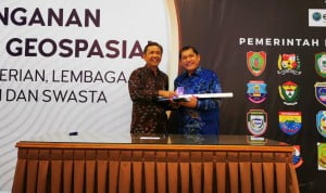 Bupati Karo Terkelin Brahmana saat penandatanganan kesepakatan bersama dengan Sekretaris Utama Badan Informasi