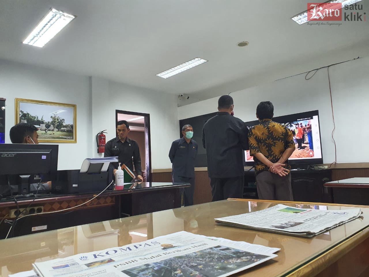 Bupati Karo Terkelin Brahmana menyempatkan memonitor layar CCTV di sejumlah titik di Kabupaten Karo