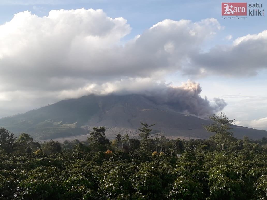 Gunung Sinabung Luncurkan Awan Panas 1500 Meter
