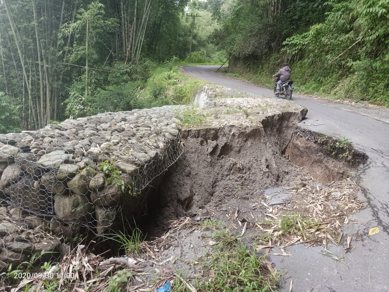 Jalan Barusjahe - Serdang yang amblas sebelum ditimbun. Karosatuklik.com/Robert Tarigan