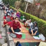 Kelompok Tim 12 terpaksa kebaktian di trotoar Jalan Letjen Jamin Ginting Medan depan gedung gereja GBKP Kemenangan Tani Km 12