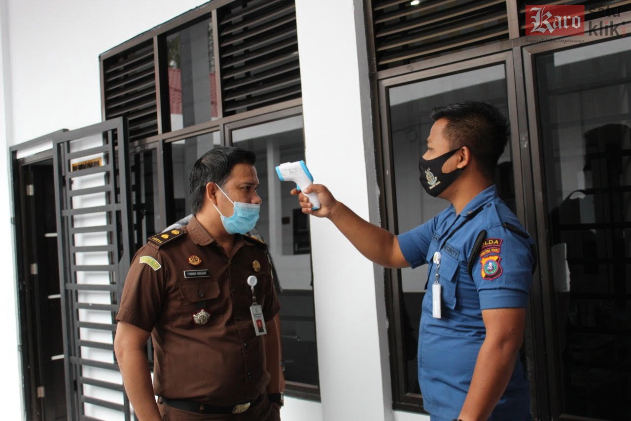 Pemeriksaan kesehatan dan tes urine kepada seluruh pegawai di lingkungan Kejari Kabupaten Karo.