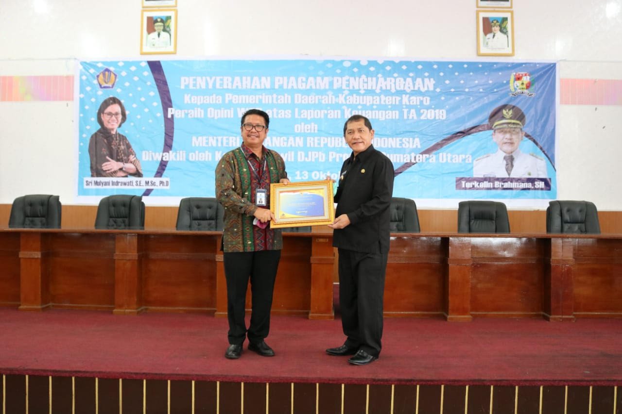 Piagam penghargaan yang ditandatangani Menteri Keuangan Republik Indonesia diserahkan langsung Kepala Kanwil DJPb Provinsi Sumatera Utara