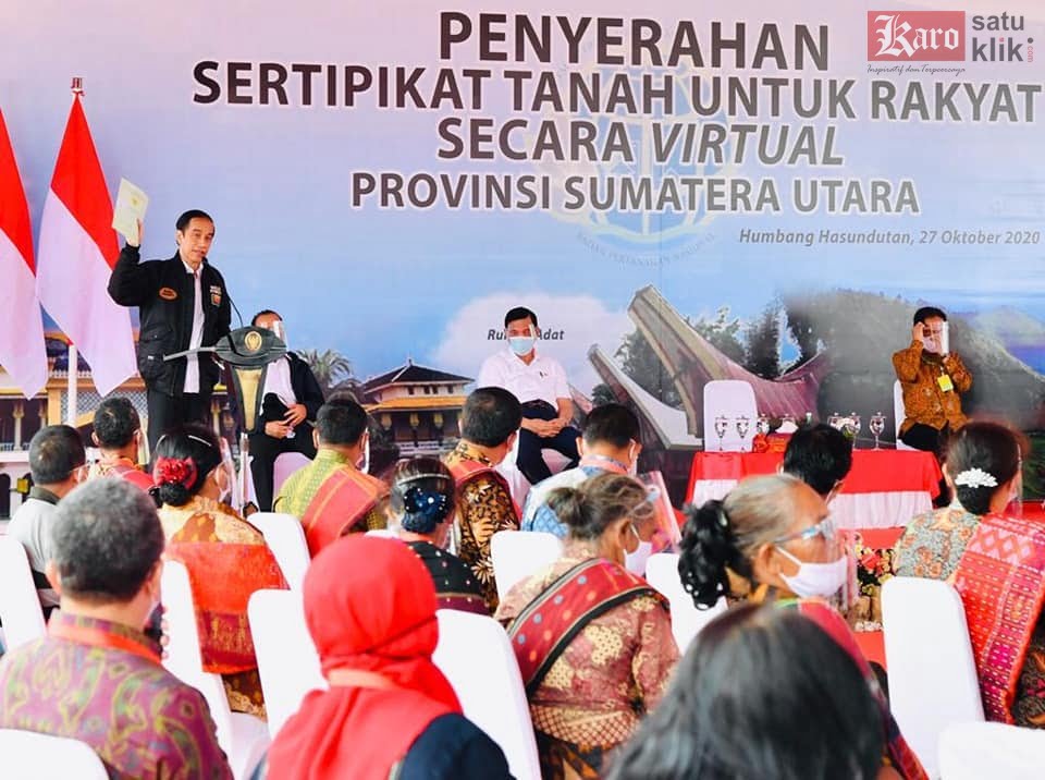 Presiden Joko Widodo menyerahkan 22.007 sertifikat hak atas tanah untuk rakyat