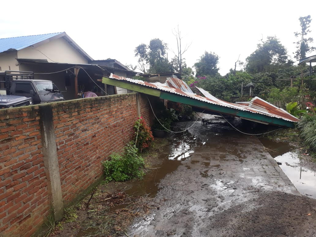 Rumah dan atap warga yang rusak akibat angin puting beliung