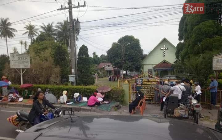 kebaktian di trotoar Jalan Letjen Jamin Ginting Medan depan gedung gereja GBKP Kemenangan Tani Km 12 untuk yang kelima kalinya