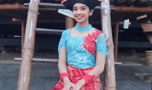 uara Indonesia Idol X, Lyodra Margaretha Br Ginting saat diabadikan di depan rumah adat Siwaluh Jabu