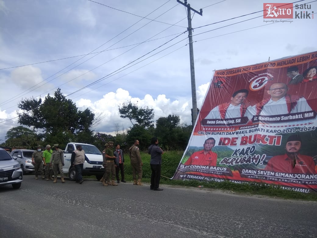 Bawaslu Karo melakukan penertiban Alat Peraga Kampanye liar