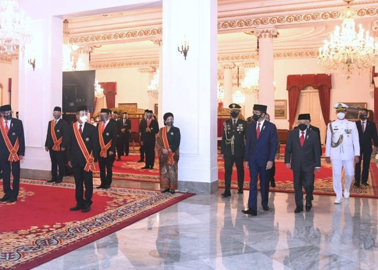 Jokowi Anugerahkan Bintang Jasa kepada 23 Nakes yang Gugur Masa Pandemi