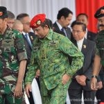 Presiden Joko Widodo (kiri) berbincang dengan dengan Sultan Brunei Darussalam Hassanal Bolkiah (tengah) dan Panglima TNI Marsekal TNI Hadi Tjahjanto saat kunjungan di Mabes TNI, Cilangkap, Jakarta, Kamis (3/5).