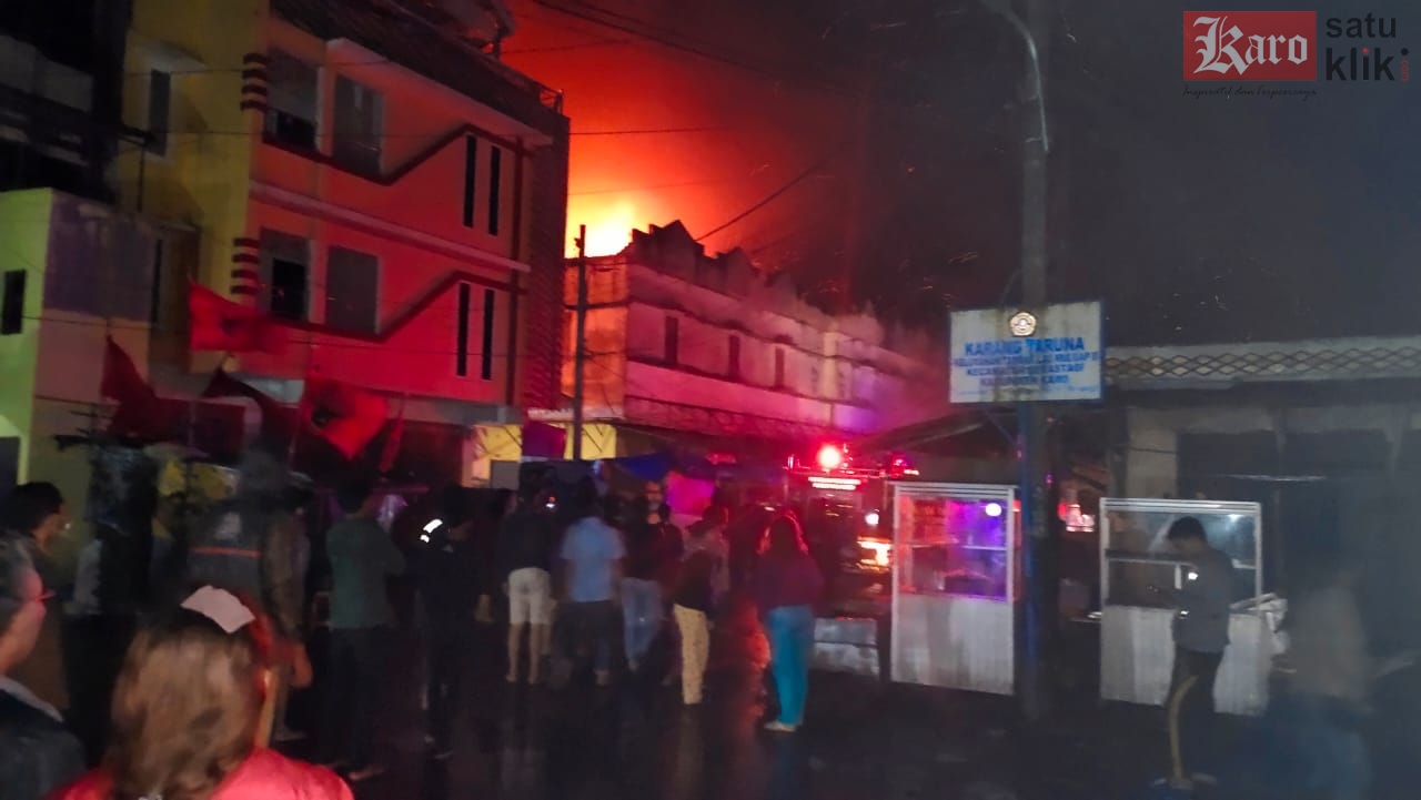 Pajak Tingkat di kawasan Pusat Pasar Berastagi Terbakar