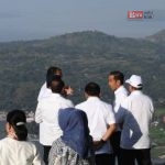 Presiden Jokowi dan sejumlah Menteri Kabinet Indonesia Maju menikmati keindahan panorama Danau Toba