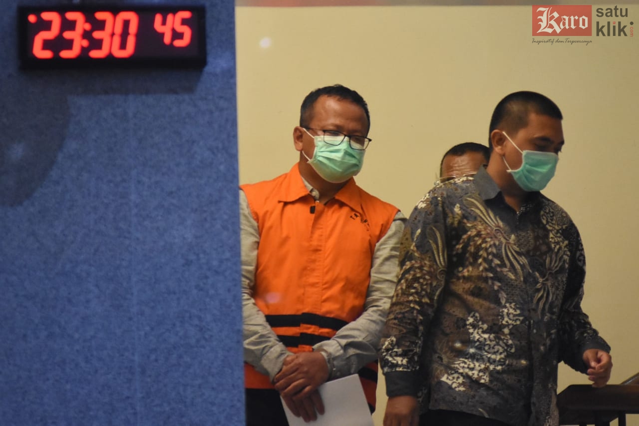Resmi Jadi Tersangka, Edhy Prabowo Kenakan Rompi Oranye