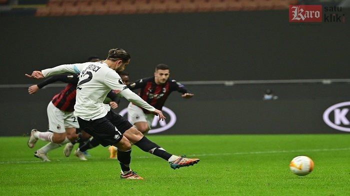 Striker Lille asal Turki Yusuf Yazici borong 3 gol ke gawang Milan.