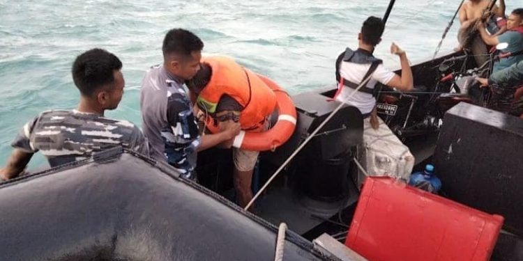 Kapal TNI AL Selamatkan ABK KM Rizki Biliton