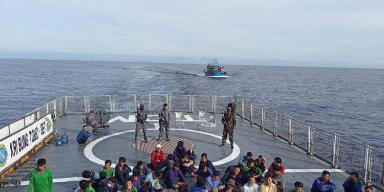 KRI Bung Tomo-357 Tangkap 7 Kapal Ikan Asing Berbendera Vietnam