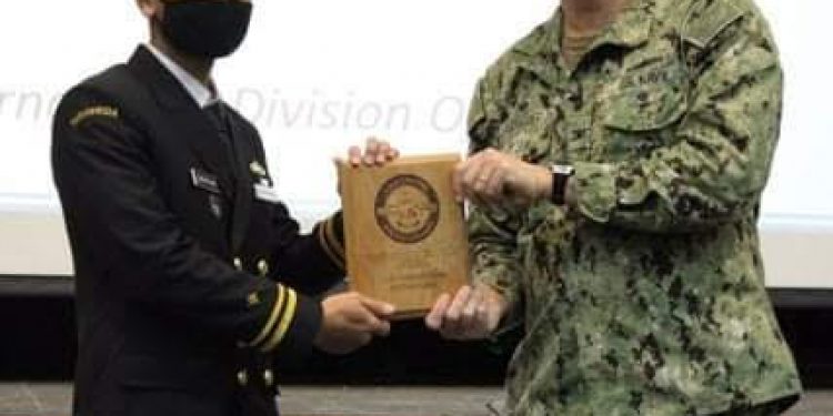 Perwira TNI AL Lulus Peringkat Pertama Pendidikan Internasional