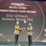 Staf Operasi Panglima TNI Terima Penghargaan HWPA dari Kemenlu RI