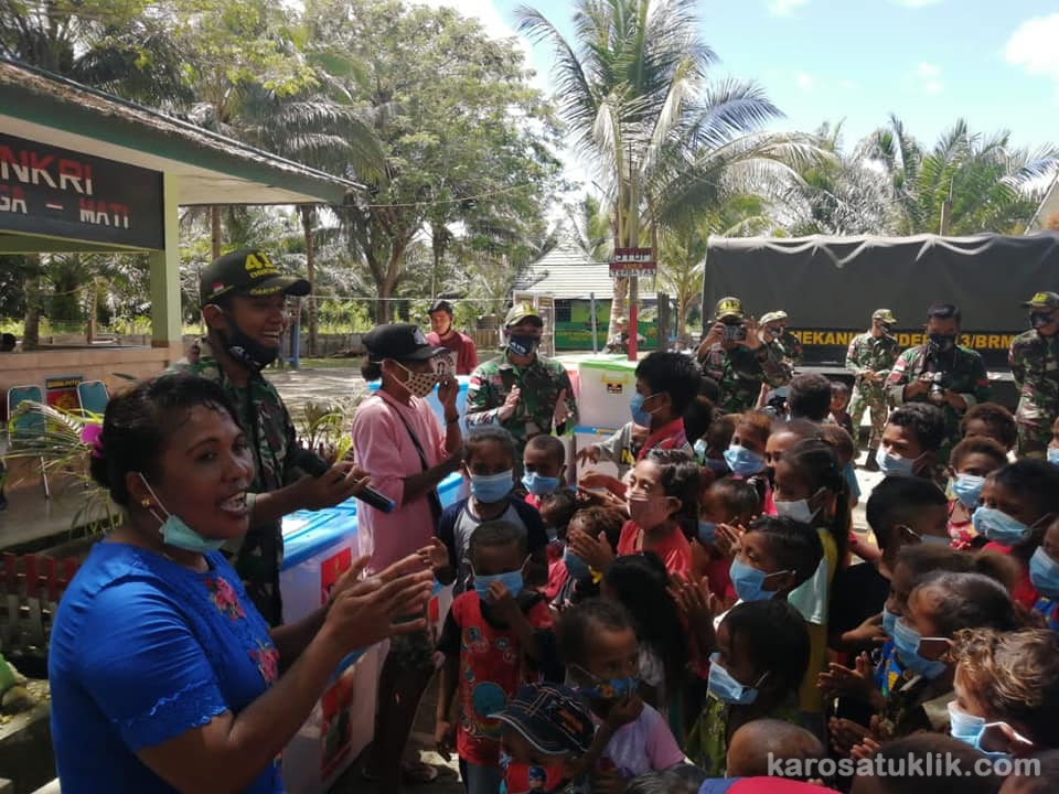Yonif MR 413 Kostrad Bantu Cerdaskan Anak Perbatasan RI-PNG