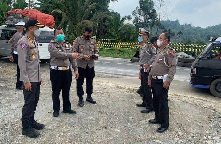 Dirlantas Polda Sumut Tinjau Longsor di Jalan Medan – Berastagi, Himbau Pengemudi Hati-Hati Dirlantas Polda Sumut Tinjau Longsor di Jalan Medan – Berastagi, Himbau Pengemudi Hati-Hati