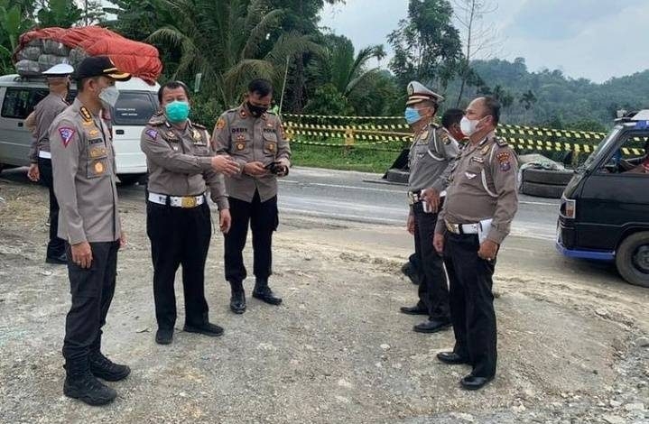 Dirlantas Polda Sumut Tinjau Longsor di Jalan Medan – Berastagi, Himbau Pengemudi Hati-Hati