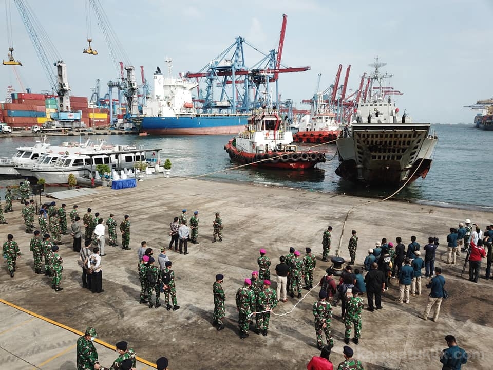 KRI Teluk Cirebon-543 Bawa 150 Ton Bantuan ke Sulbar