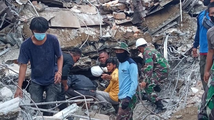 Kisah TNI AL Selamatkan 2 Sekuriti Kantor Gubernur Sulbar Terjepit Reruntuhan 12 Jam