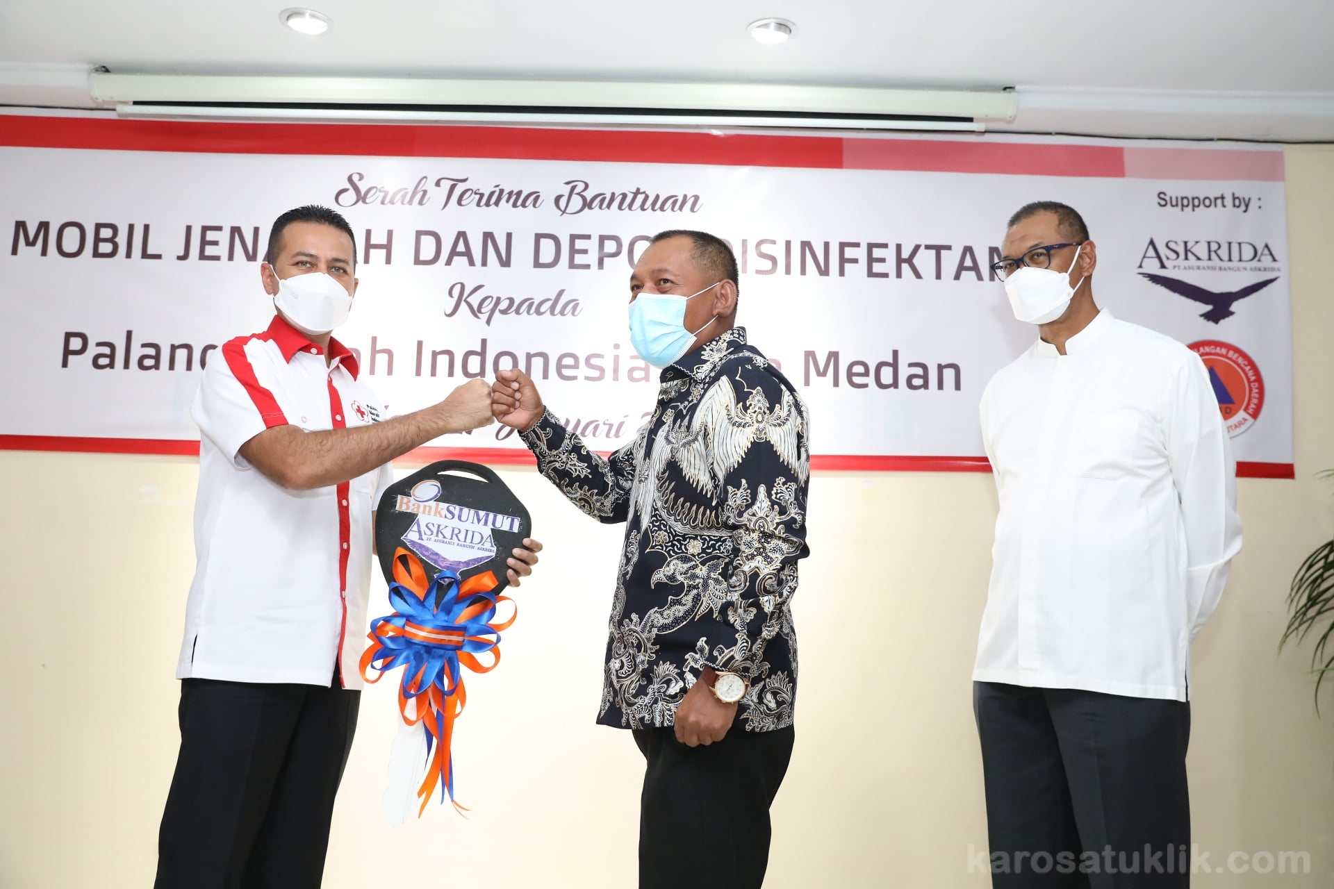 Musa Rajekshah Terima Bantuan Mobil Jenazah dan Depot Disinfektan untuk PMI Kota Medan