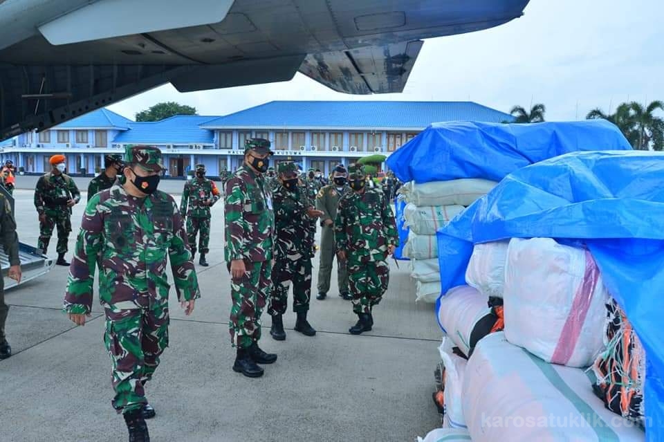 PESAWAT TNI AU, KEMBALI DISTRIBUSIKAN 14 TON LOGISTIK KE MAMUJU dan BANJARMASIN