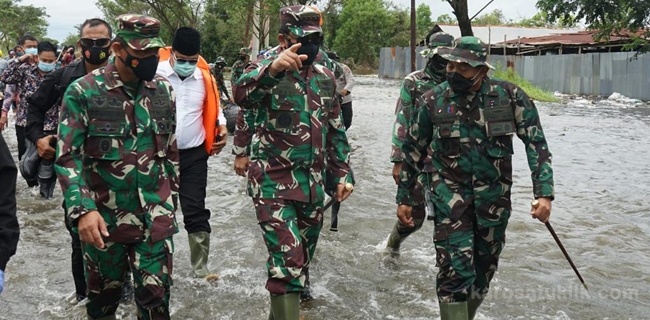 Panglima TNI Hadi Tjahjanto Menerjang Banjir di Liang Anggang