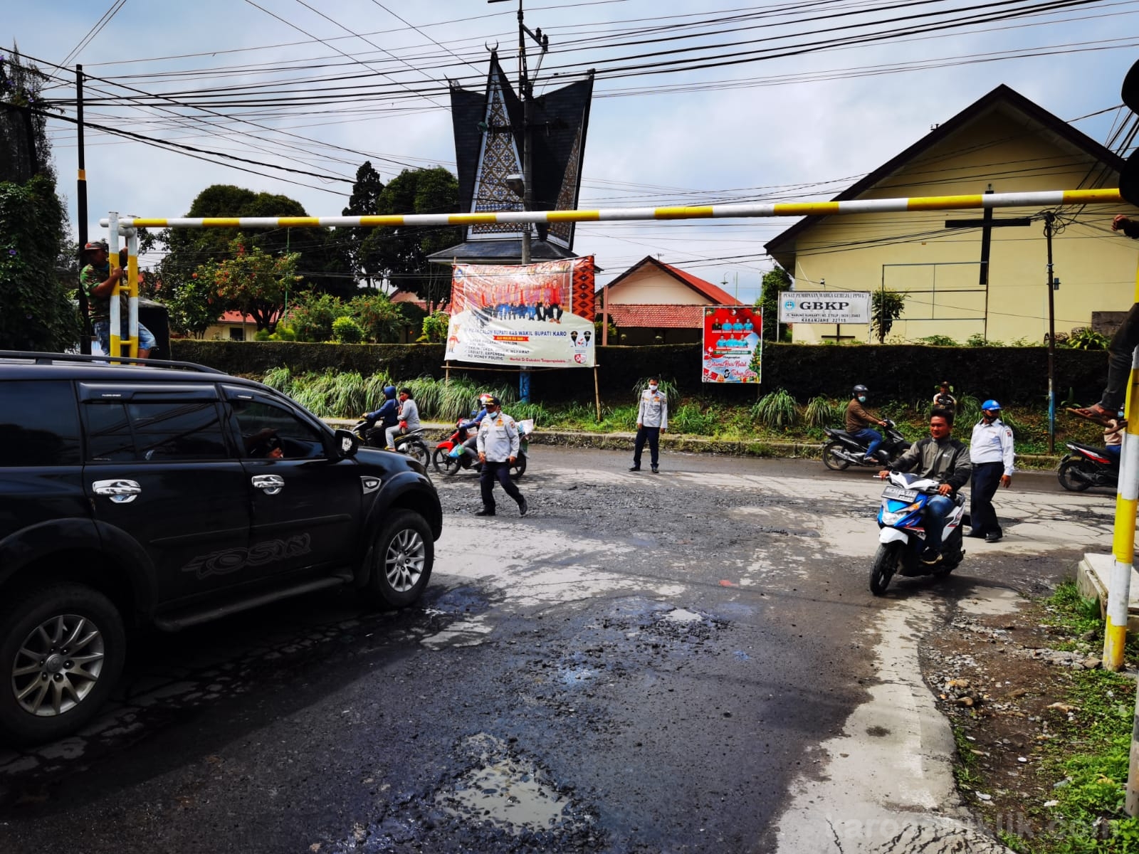 Pasang Portal di Jalan Kapten Selamat Ketaren Kabanjahe, Bupati Karo Jalan Kabupaten Tidak Layak Dilintasi Truck Besar