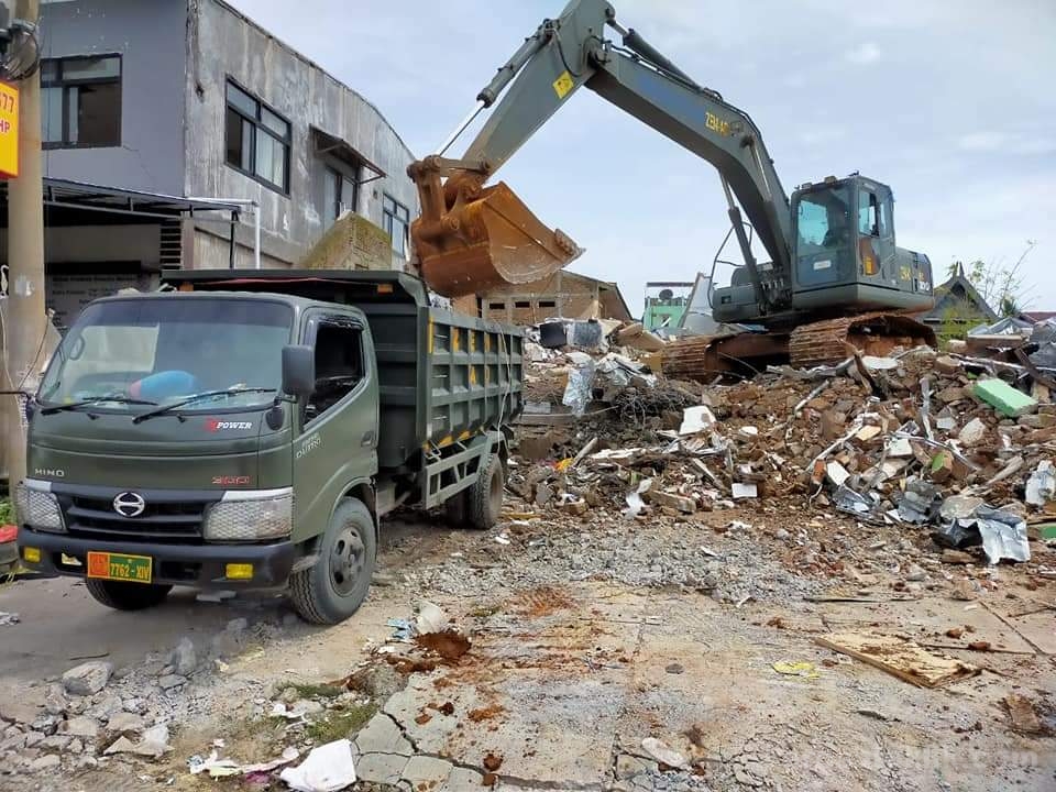 Pasukan TNI Bersihkan Puing Bangunan Gempa Bumi Sulbar