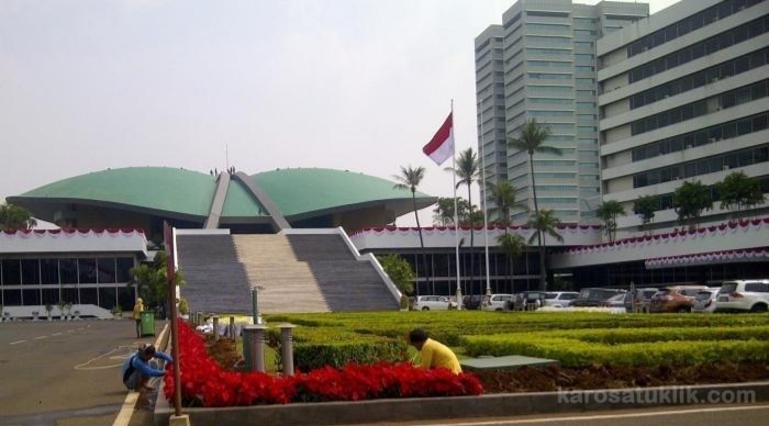 Polemik di SMK 2 Padang, Komisi VIII DPR Minta Aturan Wajib Berjibab Dicabut