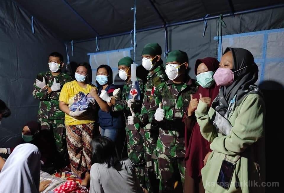 Satgas Kesehatan TNI Bantu Persalinan Pengungsi di Tenda Posko Gempa Sulbar