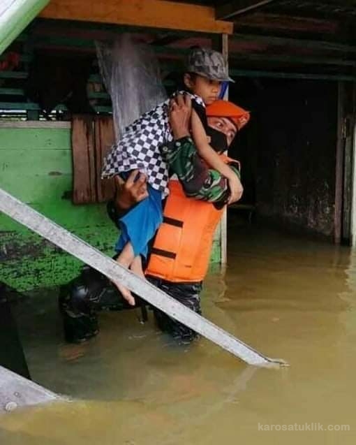 Satgas Paskhas TNI Evakuasi dan Distribusikan Logistik Kepada Warga di Kalsel