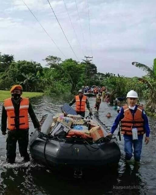 Satgas Paskhas TNI Evakuasi dan Distribusikan Logistik Warga di Kalsel