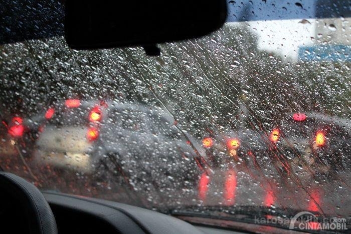 Tips mengemudi saat hujan lebat