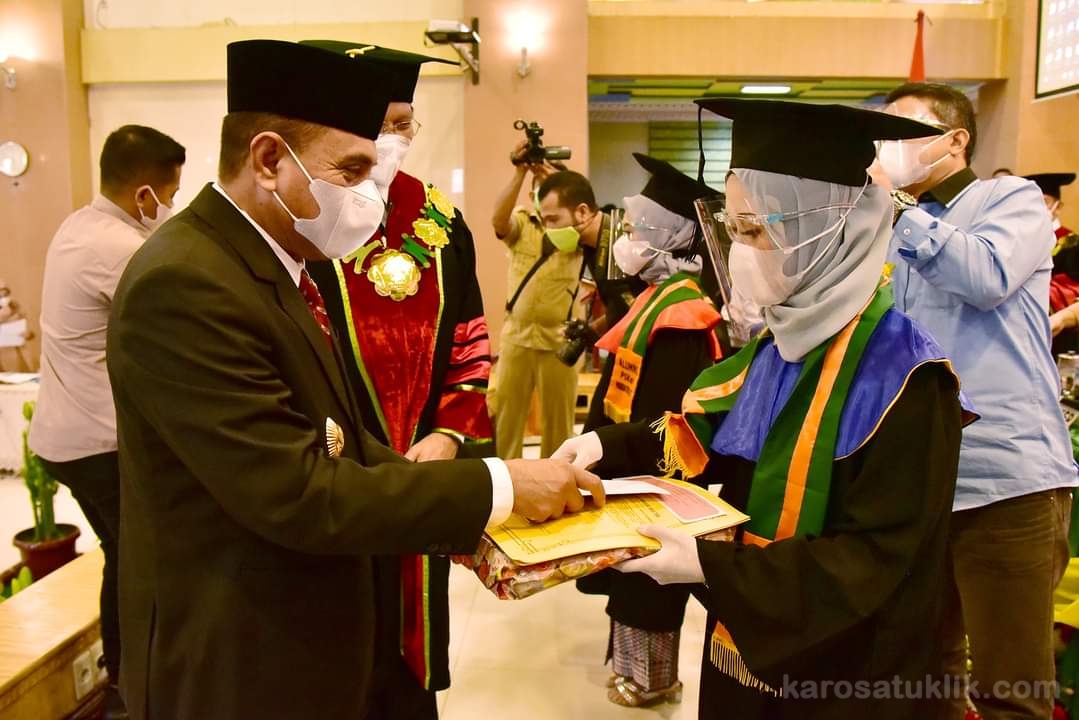 Wisuda Institut Kesehatan Deli Husada