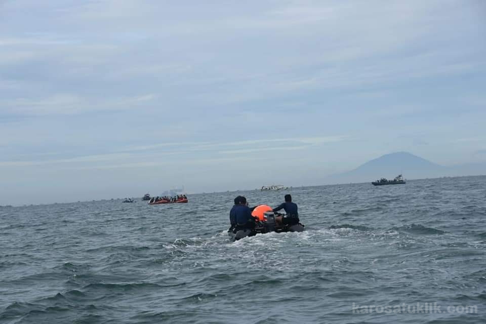 tim penyelam dari Kopaska telah diterjunkan