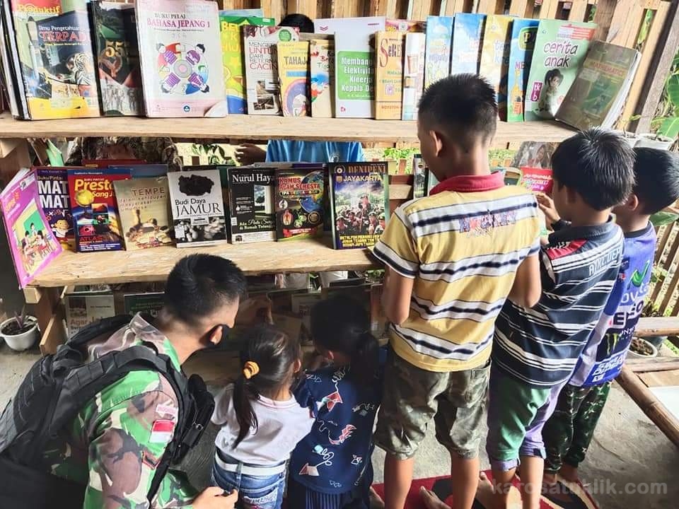 Dukung Pendidikan Anak Perbatasan RI-PNG, Satgas Yonif Raider 100PS Sumbangkan Buku Pelajaran (2)