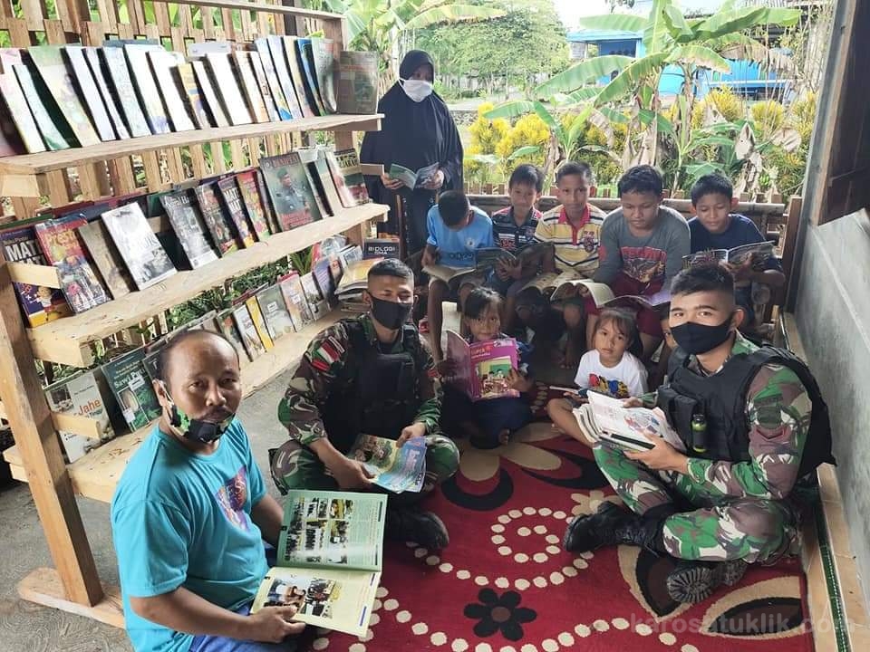 Dukung Pendidikan Anak Perbatasan RI-PNG, Satgas Yonif Raider 100PS Sumbangkan Buku Pelajaran